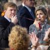 A vos marques pour l'intronisation ? Prêts ? Partez ! Le prince/roi Willem-Alexander des Pays-Bas et la princesse/reine Maxima fêtaient les Jeux royaux le 26 avril 2013 dans une école primaire d'Enschede, à quatre jours de l'abdication de la reine Beatrix.