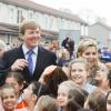 Le prince/roi Willem-Alexander des Pays-Bas et la princesse/reine Maxima fêtaient les Jeux royaux le 26 avril 2013 dans une école primaire d'Enschede, à quatre jours de l'abdication de la reine Beatrix.