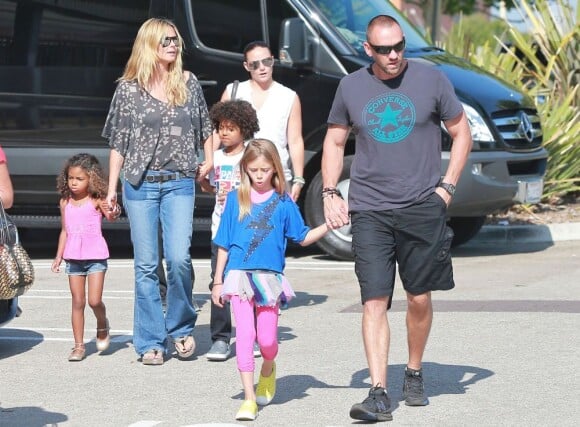 Heidi Klum, ses enfants Leni, Henry, Johan et Lou et son petit ami Martin Kirsten vont déjeuner au restaurant à Santa Monica, le 28 avril 2013.
