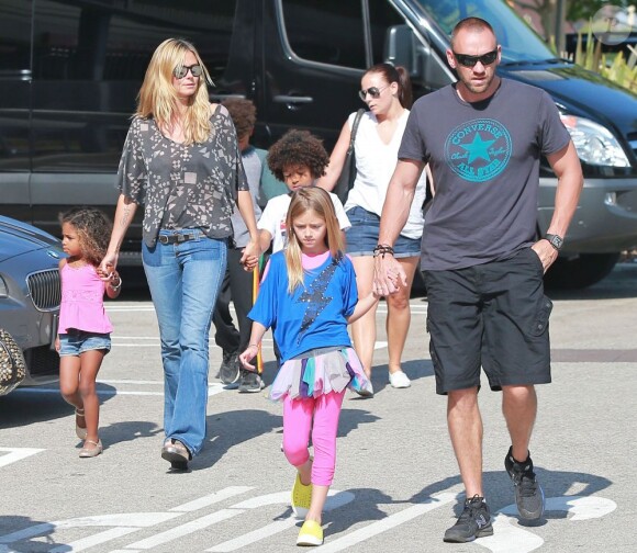 Heidi Klum, ses enfants Leni, Henry, Johan et Lou et son petit ami Martin Kirsten vont déjeuner au restaurant à Santa Monica, le 28 avril 2013.