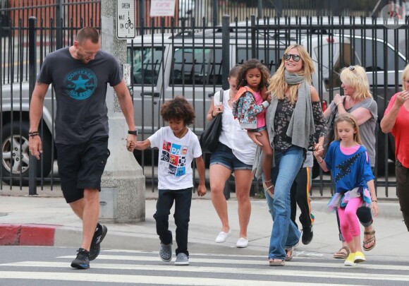 Le mannequin Heidi Klum, ses enfants Leni, Henry, Johan et Lou et son petit ami Martin Kirsten vont déjeuner au restaurant à Santa Monica, le 28 avril 2013.