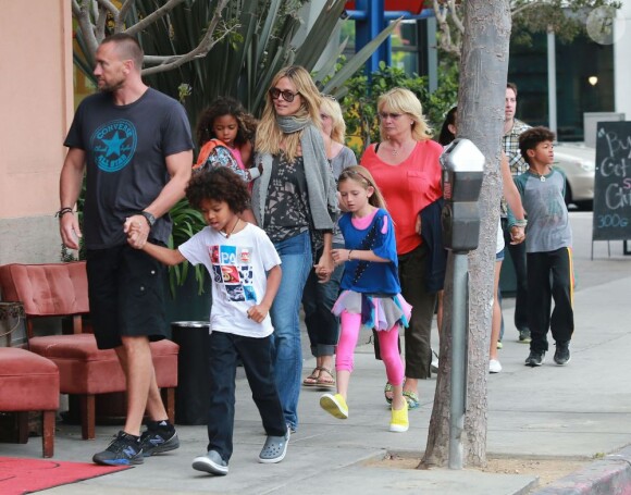 Heidi Klum, ses enfants Leni, Henry, Johan et Lou et son petit ami Martin Kirsten vont déjeuner au restaurant à Santa Monica, le 28 avril 2013.