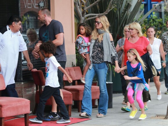 Heidi Klum, ses enfants Leni, Henry, Johan et Lou et son petit ami Martin Kirsten vont déjeuner au restaurant à Santa Monica, le 28 avril 2013.