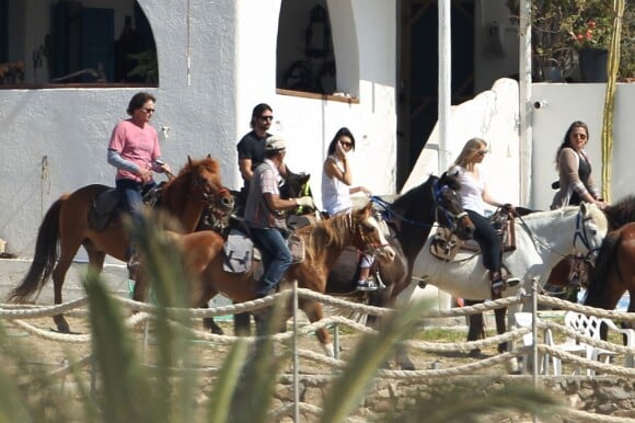 Les membres de la famille Kardashian s'offrent une promenade à cheval avant d'aller diner au restaurant lors de leurs vacances sur l'île de Santorin en Grèce. Le 28 avril 2013.