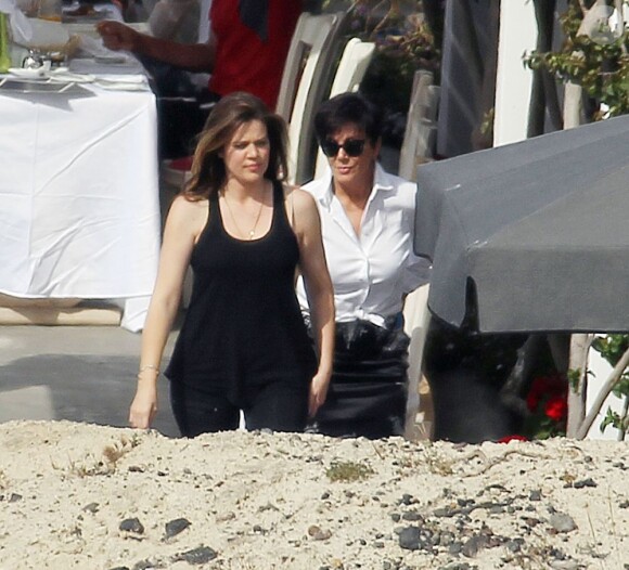 Khloé Kardashian et sa mère Kris Jenner poursuivent leurs vacances sur l'île de Santorin en Grèce. Le 29 avril 2013.