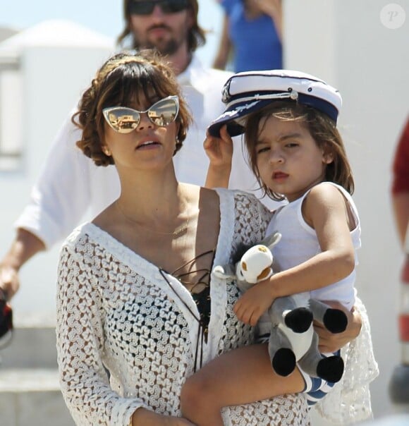 Kourtney Kardashian et son fils Mason lors de vacances en famille sur l'île de Santorin en Grèce. Le 29 avril 2013.