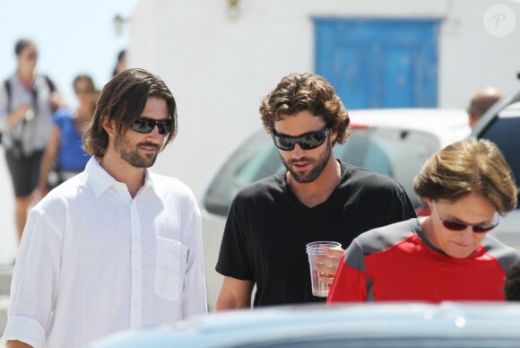 Les demi-frères Burt et Brody Jenner et leur père Bruce en vacances sur l'île de Santorin en Grèce. Le 29 avril 2013.