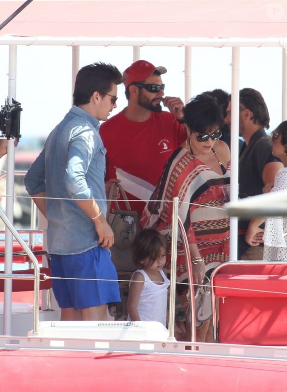 Le clan Kardashian-Jenner embarque sur un catamaran et poursuit ses vacances sur l'île de Santorin en Grèce. Le 29 avril 2013.