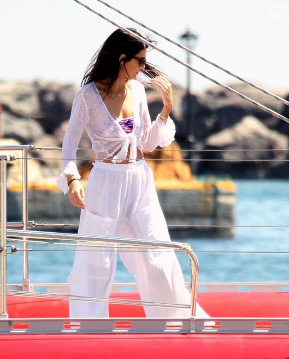 Kendall Jenner, 17 ans, profite de vacances en famille sur l'île de Santorin en Grèce. Le 29 avril 2013.