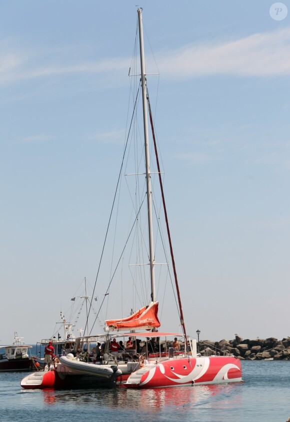 La famille Kardashian part en excursion en catamaran lors de ses vacances sur l'île de Santorin en Grèce. Le 29 avril 2013.