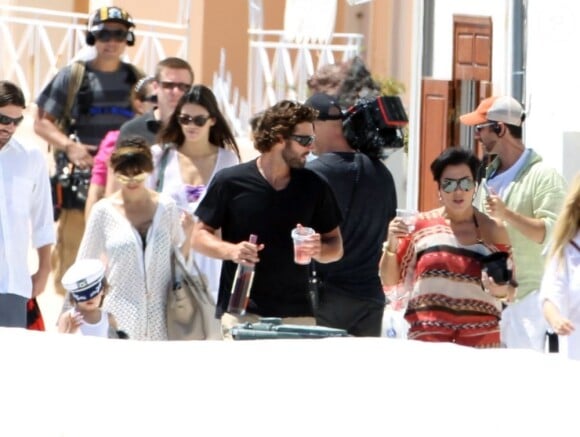 Le clan Kardashian-Jenner poursuit ses vacances en Grèce et profite d'une après-midi ensoleillée sur l'île de Santorin. Le 29 avril 2013.