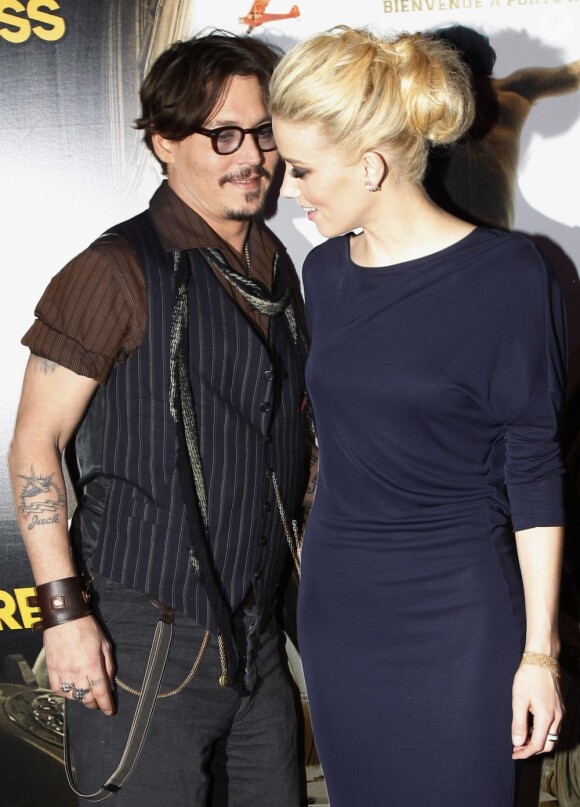Johnny Depp et Amber Heard à l'avant-première française de leur film "Rhum Express", à Paris le 8 novembre 2011.