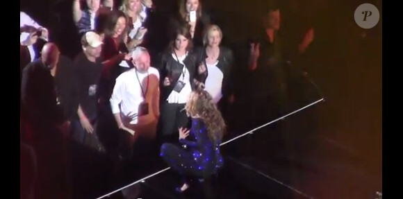 Beyoncé interprétant son hit Irreplaceable à l'O2 Arena de Londres le 29 avril 2013, devant la princesse Eugenie d'York, fascinée.