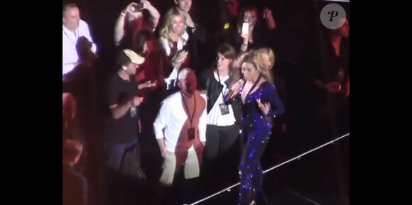 Beyoncé interprétant son hit Irreplaceable à l'O2 Arena de Londres le 29 avril 2013, devant la princesse Eugenie d'York, fascinée.