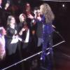 Beyoncé interprétant son hit Irreplaceable à l'O2 Arena de Londres le 29 avril 2013, devant la princesse Eugenie d'York, fascinée.