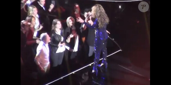 Beyoncé interprétant son hit Irreplaceable à l'O2 Arena de Londres le 29 avril 2013, devant la princesse Eugenie d'York, fascinée.