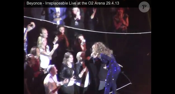 Beyoncé interprétant son hit Irreplaceable à l'O2 Arena de Londres le 29 avril 2013, devant la princesse Eugenie d'York, fascinée.