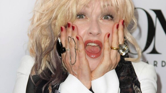 Cyndi Lauper aux Tony Awards : On ne voit que ses boots érotiques...