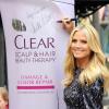Le top Heidi Klum fait la promotion du nouveau produit "CLEAR SCALP & HAIR BEAUTY THERAPY" au centre commercial The Grove à Los Angeles, le 1er mai 2013.