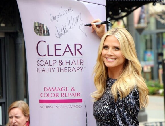 Le top Heidi Klum fait la promotion du nouveau produit "CLEAR SCALP & HAIR BEAUTY THERAPY" au centre commercial The Grove à Los Angeles, le 1er mai 2013.