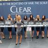 La belle Heidi Klum fait la promotion du nouveau produit "CLEAR SCALP & HAIR BEAUTY THERAPY" au centre commercial The Grove à Los Angeles, le 1er mai 2013.
