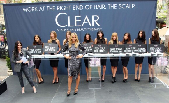 La belle Heidi Klum fait la promotion du nouveau produit "CLEAR SCALP & HAIR BEAUTY THERAPY" au centre commercial The Grove à Los Angeles, le 1er mai 2013.