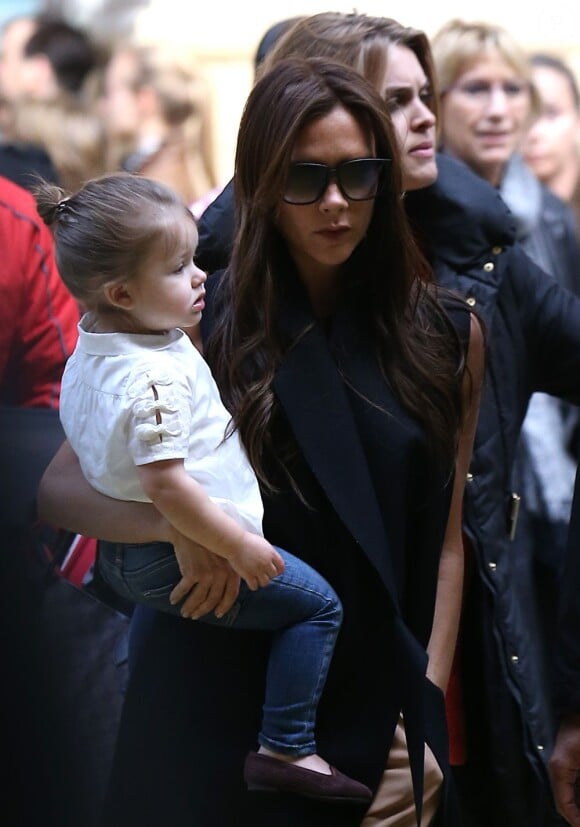 Victoria Beckham et sa petite fille Harper arrivent à Paris pour l'anniversaire de David Beckham qui fête ses 38 ans le 2 mai 2013