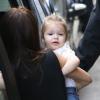 Victoria Beckham et sa petite fille Harper arrivent à Paris pour l'anniversaire de David Beckham qui fête ses 38 ans le 2 mai 2013