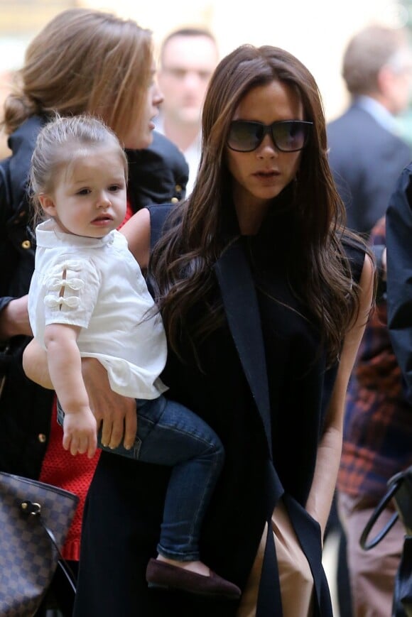 Victoria Beckham lors de son arrivée à Paris avec sa petite fille Harper, gare du Nord, le 2 mai 2013, pour fêter l'anniversaire de son mari David Beckham
