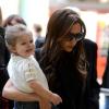 Victoria Beckham lors de son arrivée à Paris avec sa petite fille Harper, gare du Nord, le 2 mai 2013, pour fêter l'anniversaire de son mari David Beckham