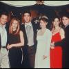 Le acteurs de Friends réunis dans les années 1990 : Matthew Perry, Jennifer Aniston, David Schwimmer, Helen Baxendale, Courteney Cox et Matt Le Blanc