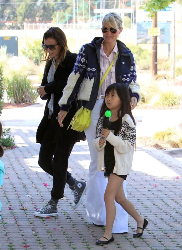 Laeticia Hallyday et sa fille à Malibu, le 27 avril 2013.