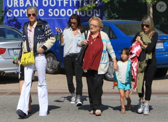 Apres avoir accompagné leurs filles Jade et Joy aux balançoires, Johnny Hallyday, sa femme Laeticia Hallyday et grand-mère Eliette ont été déjeuner au restaurant Taverna Tony à Malibu, le 27 avril 2013.