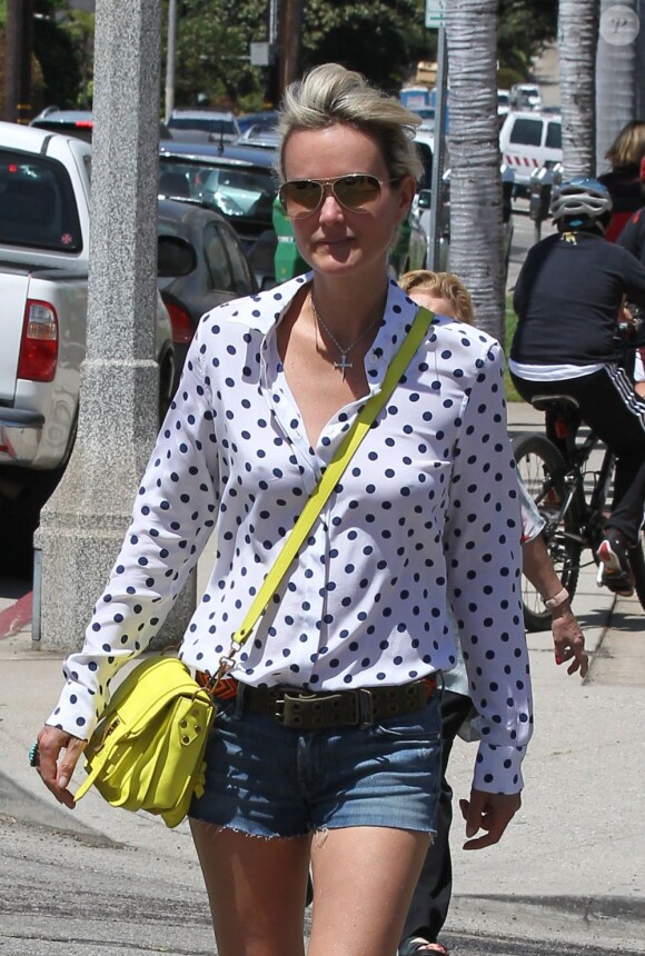 Laeticia Hallyday se promène dans les rues de Pacific Palisades le 2 mai 2013.
