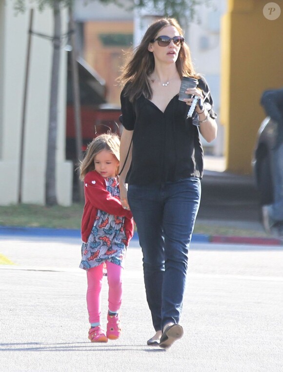 L'actrice Jennifer Garner et sa fille Seraphina vont prendre le petit-déjeuner à Santa Monica. Le 2 mai 2013.