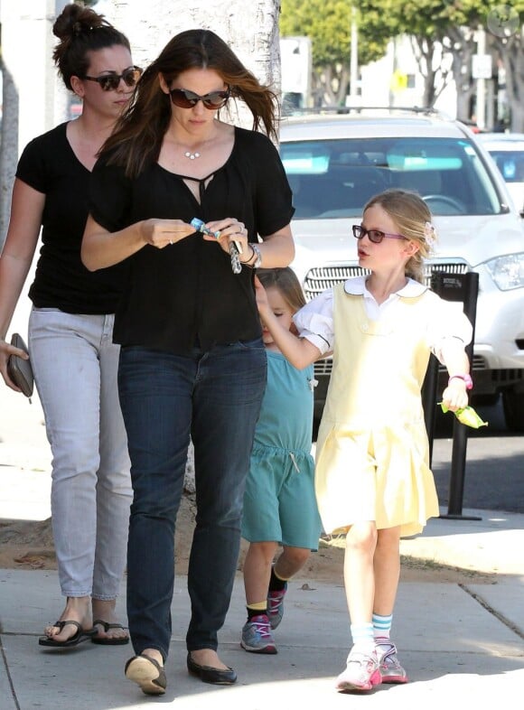 Jennifer Garner achète des friandises pour ses filles Violet et Seraphina après avoir été les chercher à l'école à Santa Monica, le 2 mai 2013.