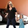 Jennifer Garner achète des friandises pour ses filles Violet et Seraphina après avoir été les chercher à l'école à Santa Monica, le 2 mai 2013.