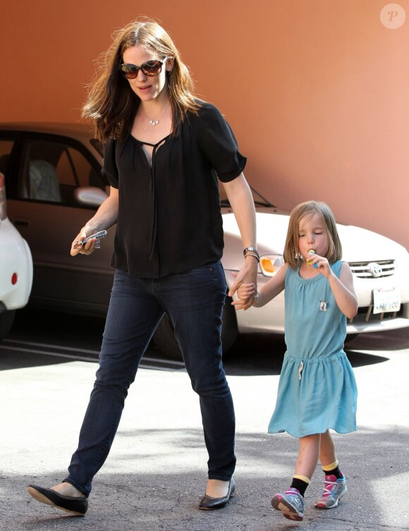 Jennifer Garner achète des friandises pour ses filles Violet et Seraphina après avoir été les chercher à l'école à Santa Monica, le 2 mai 2013.