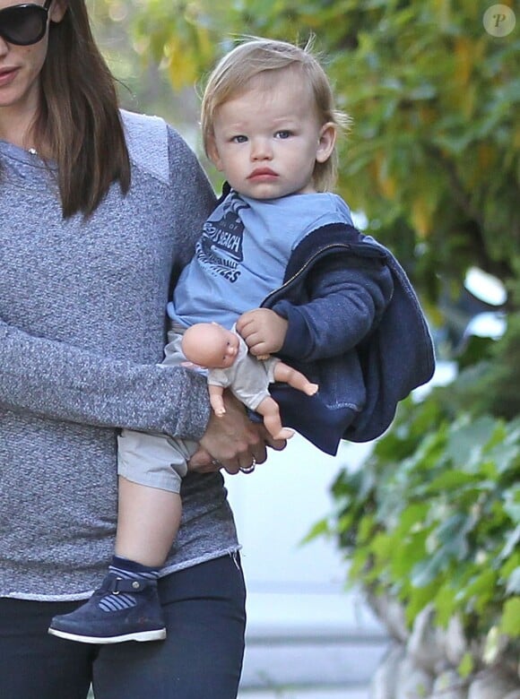 Jennifer Garner emmène sa fille violet à l'école avec son adorable fils Samuel à Santa Monica le 3 mai 2013.