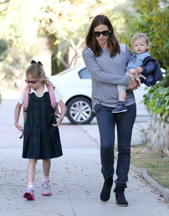 Jennifer Garner emmène sa fille violet à l'école avec son fils Samuel à Santa Monica le 3 mai 2013.