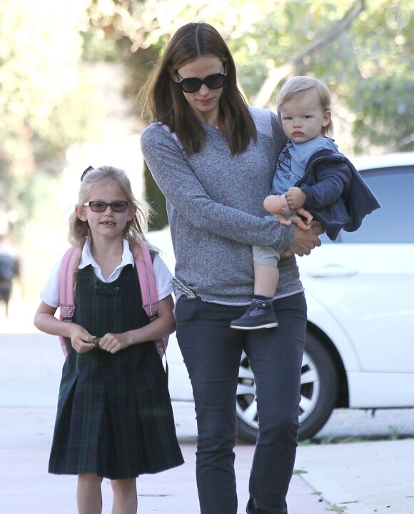 L'actrice Jennifer Garner emmène sa fille violet à l'école avec son fils Samuel à Santa Monica le 3 mai 2013.