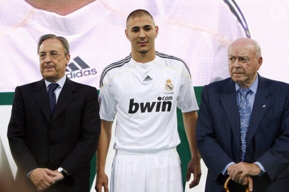 Karim Benzema, Florentino Perez et Alfredo Di Stefano à Madrid, le 9 juillet 2009.