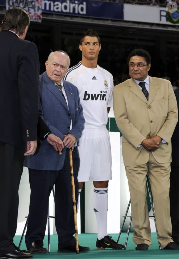 Cristiano Ronaldo avec Alfredo Di Stefano et Eusebio à Madrid, le 6 juillet 2009.