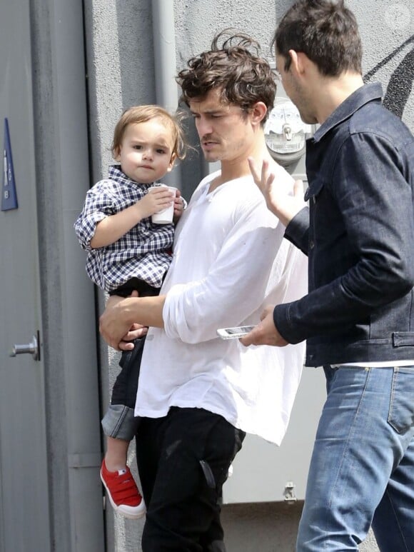 Exclusif - Orlando Bloom et son fils Flynn (2 ans) dans les rues de Los Angeles le 28 avril 2013.