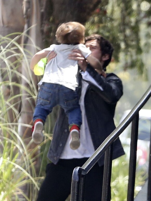 Exclusif - Orlando Bloom et son adorable Flynn dans les rues de Los Angeles le 28 avril 2013.