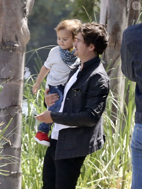 Exclusif - Orlando Bloom et son fils Flynn dans les rues de Los Angeles le 28 avril 2013.