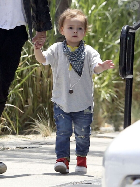 Exclusif - Le petit Flynn, dont les parents son Orlando Bloom et Miranda Kerr, dans les rues de Los Angeles le 28 avril 2013.