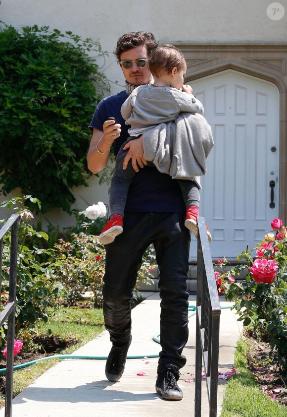 Oralando Bloom et son fils à Los Angeles, le 4 mai 2013.