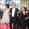 Anouchka Delon et Claudia Cardinale entourent Alain Delon lors du Festival de Cannes 2010