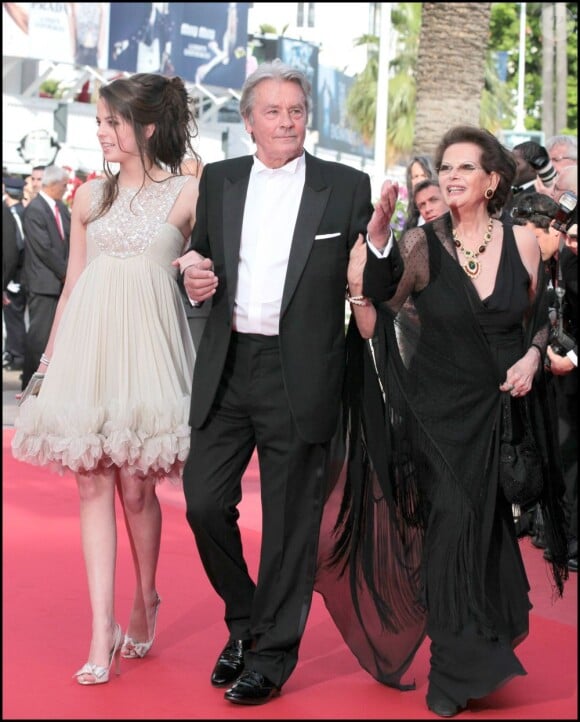 Anouchka Delon et Claudia Cardinale entourent Alain Delon lors du Festival de Cannes 2010